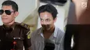 Aktor Jefri Nichol tiba di Pengadilan Negeri (PN) Jakarta Selatan untuk menjalani sidang perdana kasus dugaan penyalahgunaan narkoba, Senin (9/9/2019). Jefri Nichol yang datang dengan tangan diborgol menjalani sidang beragenda pembacaan dakwaan jaksa penuntut umum. (Liputan6.com/Immanuel Antonius)