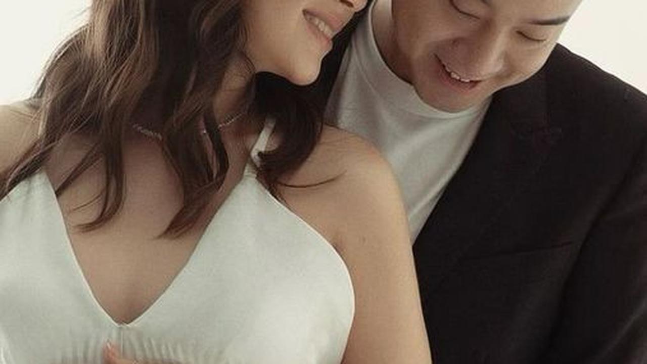 Pasangan ini menampilkan berbagai pose menawan, termasuk saat sang suami memeluk Pamela dari belakang yang disambut dengan senyuman manis sang istri. Sungguh, bukan hanya sekadar pasangan yang indah, tapi juga sangat mempesona, bukan?<br>