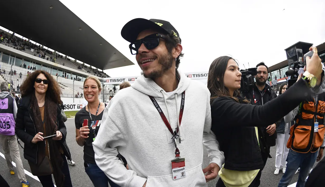 <p>Legenda MotoGP, Valentino Rossi, kembali menunjukkan dirinya di MotoGP Portugal 2022. Ini merupakan kehadiran perdana Rossi di gelaran MotoGP usai pensiun pada musim lalu. (AP Photo/Jose Breton)</p>
