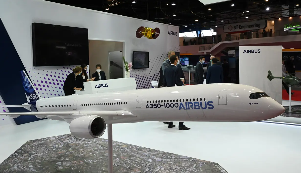 Model tampilan pesawat A350-1000 terlihat pada booth Airbus saat Singapore Airshow 2022 di Singapura, Selasa (15/2/2022). Singapore Airshow 2022 dimulai pada hari ini hingga 18 Februari. (ROSLAN RAHMAN/AFP)
