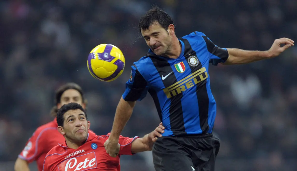Dejan Stankovic. Gelandang berusia 43 tahun yang kini menjabat manajer tim Red Star Belgrade ini pernah memperkuat Lazio dan Inter Milan di Liga Italia dalam rentang 1998/1999 hingga 2012/2013. Total 6 Scudetto diraihnya, 1 kali bersama Lazio dan 5 kali bersama Inter Milan. (AFP/Giuseppe Cacace)