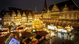 Suasana Pasar Natal di depan Balai Kota Bremen, Jerman, Senin (27/11/2023). Pasar Natal di sekitar Alun-Alun Bremen berlangsung mulai 27 November hingga 23 Desember. (Sina Schuldt/dpa via AP)