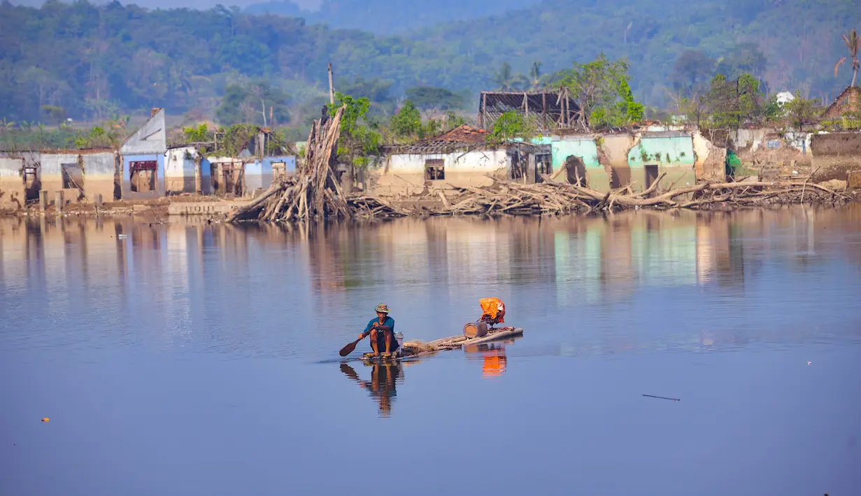 Warga mencari ikan di kawasan Bendungan Karian yang mengering di Kampung Somang, Lebak, Banten, Jumat, 7 Agustus 2026. (KLY/ Arie Basuki)