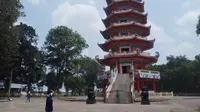 Pagoda di dalam Pulau Kemarau yang menjadi daya tarik wisatawan (Liputan6.com / Nefri Inge)