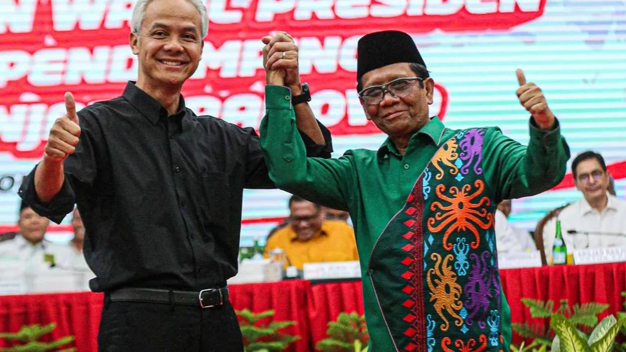 Ganjar Semringah jelang Pengundian Nomor Capres-Cawapres, Mahfud MD Acungkan Jari Telunjuk