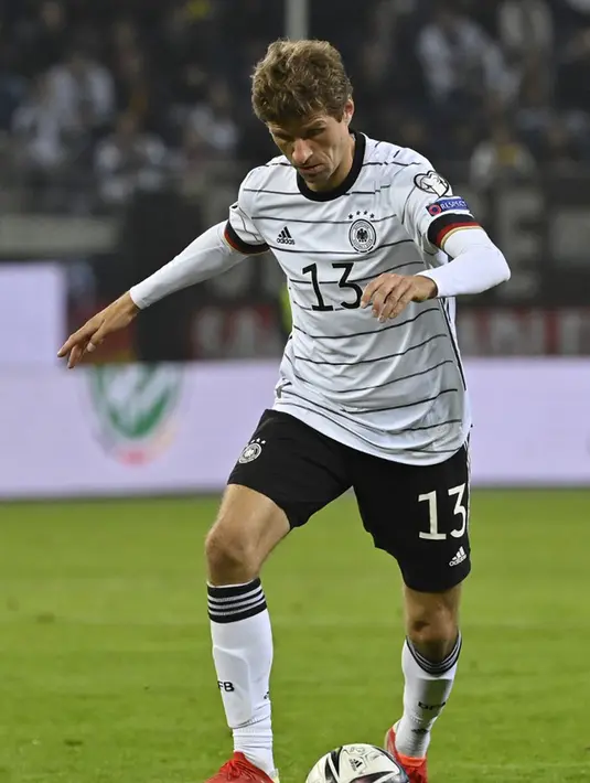 Pemain Jerman Thomas Mueller mengontrol bola saat melawan Rumania pada pertandingan Grup J kualifikasi Piala Dunia Qatar 2022 di Hamburg, Jerman, 8 Oktober 2021. Jerman menang 2-1. (John MACDOUGALL/AFP)