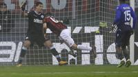 Proses terjadinya gol striker AC Milan, Patrick Cutrone ke gawang Lazio yang tengah menjadi perdebatan. (AP Photo/Luca Bruno)