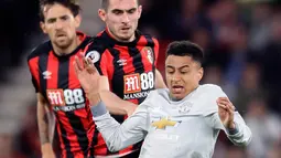 Gelandang Manchester United, Jesse Lingard saat dilanggar pemain Bournemouth, Lewis Cook pada pertandingan lanjutan Liga Inggris di Stadion Vitality, (18/4). MU menang 2-0 atas Bournemouth. (AP Photo/Adam Davy)