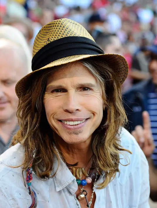 Steven Tyler pun menerapkan cara-cara menarik agar orang mau menyumbang. Seperti dengan memberikan hadiah berupa kaos dan sebagainya bagi orang yang menyumbang. (Bintang/EPA)
