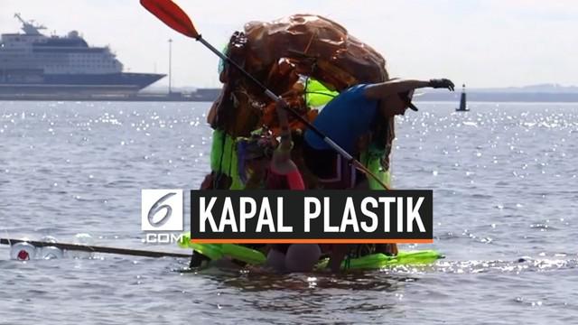 Sekelompok pengunjung pantai membuat kapal terbuat dari botol plastik. Kapal itu berlayar di depanjang teluk Finlandia, Rusia.