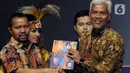 Chief Content Officer (COO) Kapanlagi Youniverse Wens Manggut (kiri) memberikan buku merdeka.com Beauty of Indonesia kepada perwakilan Kementerian Koordinator Bidang Pembangunan Manusia dan Kebudayaan pada acara Merdeka Awards 2023 di SCTV Tower, Jakarta, Rabu (30/8/2023). (merdeka.com/Imam Buhori)
