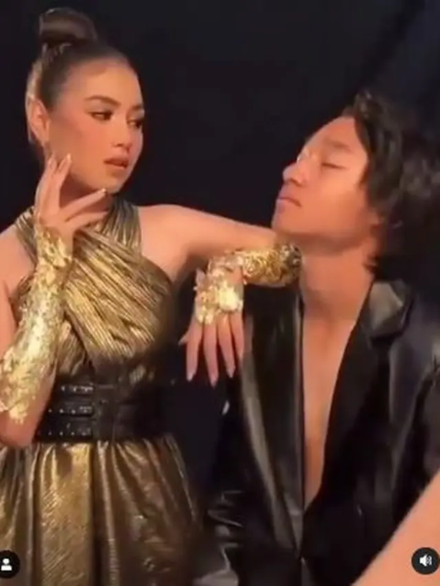 7 Gaya Pemoteran Kiesha Alvaro dan Saskia Chadwick Bertema Emas, Bikin Baper