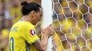 Striker Swedia, Zlatan Ibrahimovic, tampak kecewa gagal mencetak gol ke gawang Italia pada laga Grup E Piala Eropa 2016 di Stadion Municipal, Prancis, Jumat (18/6/2016). (AFP/Jonathan Nackstrand)