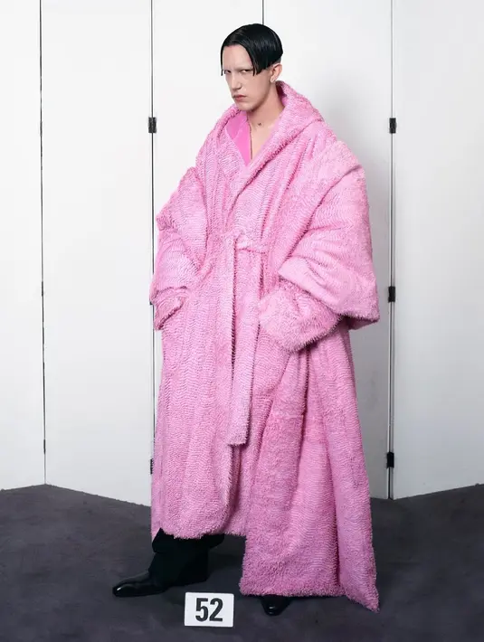 "Banyak orang tidak tahu jika Balenciaga adalah merek couture berusia 100 tahun lebih. Mereka pikir Balenciaga adalah merek yang dimulai dengan sneaker Triple S," ujar Gvasalia. (Instagram @balenciaga)