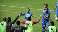 Pemain Persib, Atep  (kiri) saat merayakan gol ke gawang Mitra Kukar pada laga Torabika SC 2016 di Stadion Gelora Bandung Lautan Api, Sabtu (18/6/2016). (Bola.com/Nicklas Hanoatubun)