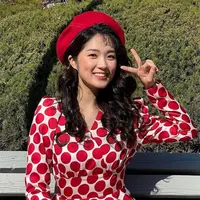 Kim Hye Yoon Pakai busana polkadot. (Dok: IG @hye_yoon1110&nbsp;https://www.instagram.com/p/CcUF47zvMiy/?igsh=aHBvaHBsY3hzOXFq)