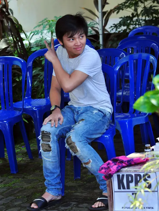 Mengikuti perkembangan soal Pilkada, ternyata Aldi menggunakan media sosial sebagai sarana mencari tahu segalanya. Menurutnya dengan adanya media sosial dapat membantunya menemukan berita semacam ini. (Nurwahyunan/Bintang.com)