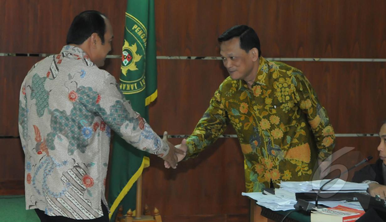 Djoko Susilo (kiri) menjabat tangan Didik Purnomo usai menjalani sidang lanjutan kasus korupsi alat Simulator SIM di Pengadilan Tipikor,  Jakarta, Senin (23/2/2015). (Liputan6.com/Herman Zakharia)