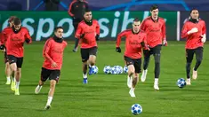Pemain Real Madrid, Gareth Bale (depan kanan) dan rekan-rekannya berlari saat sesi latihan di Stadion Doosan Arena, Plzen, Republik Ceko, Selasa (6/11). Real Madrid akan menghadapi Viktoria Plzen dalam Grup G Liga Champions. (AP Photo/Petr David Josek)