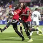 Bek Manchester United (MU), Eric Bailly (kiri) rayakan gol ke gawang Swansea City pada laga di Liberty Stadium, Sabtu (19/8/2017). (AP Photo/Nick Potts)