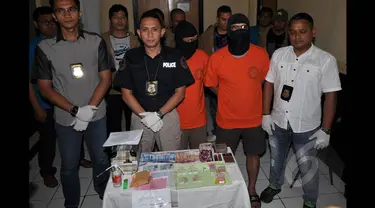 Anggota kepolisian menunjukan barang bukti kasus narkotika gitaris grup band Padi, Ari Tri Susanto di Polres Metro, Jakarta Selatan, Kamis (22/1/2015). (Liputan6.com/Miftahul Hayat)