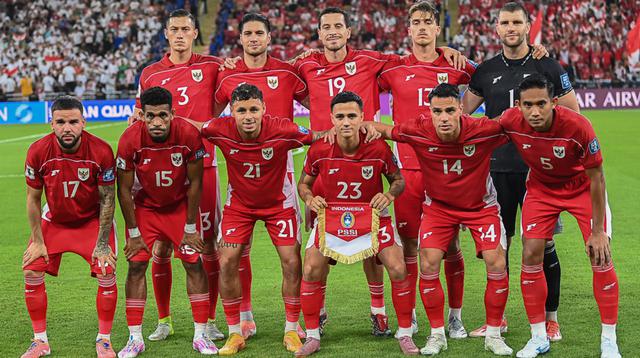 Para pemain&nbsp;Timnas&nbsp;Indonesia berpose untuk foto bersama sebelum pertandingan babak keempat Grup B Kualifikasi Piala Dunia 2026 zona Asia antara Irak dan Indonesia di Stadion Alinma Bank, King Abdullah Sports City, Jeddah, Arab Saudi, Minggu (12-10-2025) dini hari WIB. (Foto AP/Ali Issa)