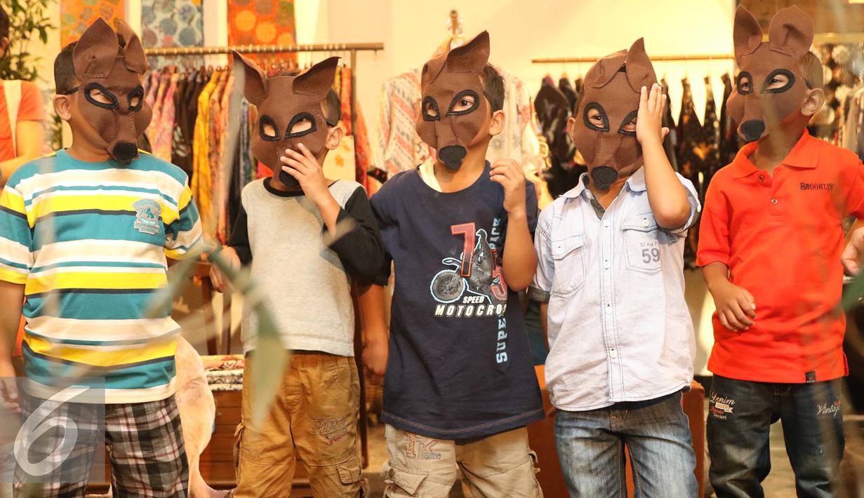 Anak-anak saat ikut meramaikan acara dengan menggunakan topeng pada Pekan Budaya Penduduk Asli Australia di Jakarta, (16/7). Acara bertema 'Songlines: The Living Narrative of Our Nation'. (Liputan6.com/Immanuel Antonius)