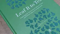 Buku Leaf It to Tea yang salah satu bagiannya menceritakan tradisi minum teh di Keraton Yogyakarta. (Liputan6.com/Dinny Mutiah)
