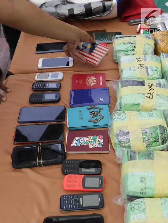 Petugas menunjukkan barang bukti saat pengungkapan penyelundupan 37 Kg sabu asal Malaysia di Kawasan Batavia Marina, Jakarta, Selasa (11/6/2019). Petugas Dittidpid Narkoba Bareskrim Polri mengungkap penyelundupan sabu menggunakan kapal pesiar jenis yacht. (Liputan6.com/Helmi Fithriansyah)
