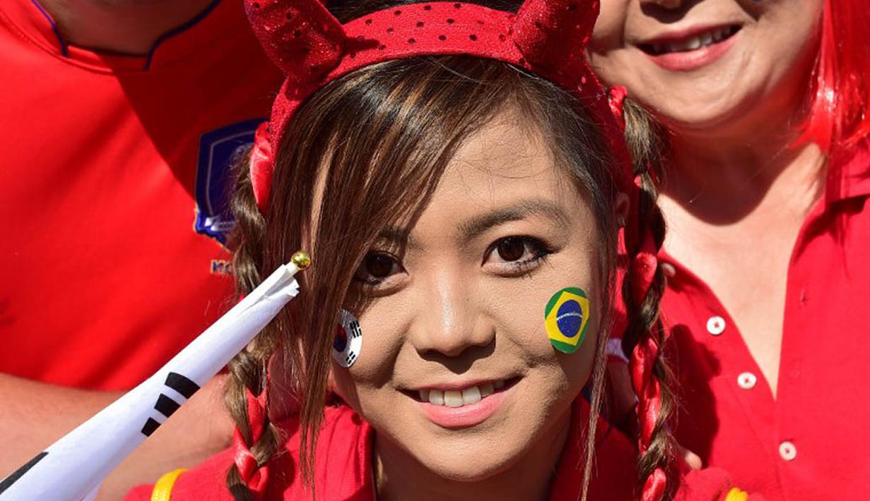 Fans Korea Selatan di stadion sebelum dimulainya pertandingan Grup H antara Korea Selatan dan Aljazair di Stadion Beira-Rio di Porto Alegre pada 22 Juni 2014 (AFP PHOTO/JUNG YEON-JE)