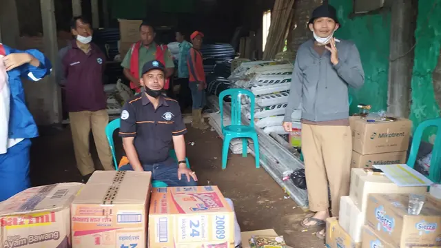 Tumbukan bantuan sembako dari PGE Area Karaha siap distribusikan bagi warga terdampak banjir bandang di desa Cinta, Kecamatan Karangtengah, Garut.