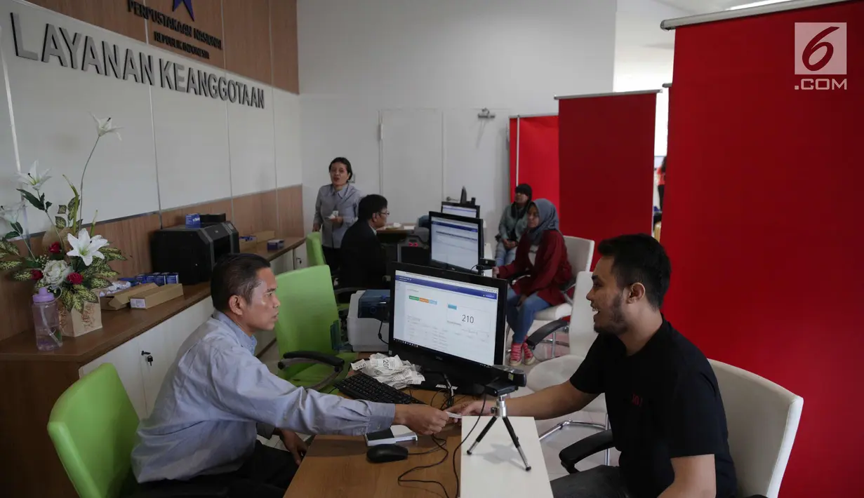 Petugas melayani pengunjung Perpustakaan Nasional RI di Jakarta, Senin (6/11). Bangunan ini memiliki total 27 lantai, 3 lantai basement, 24 lantai ke atas. (Liputan6.com/Faizal Fanani)