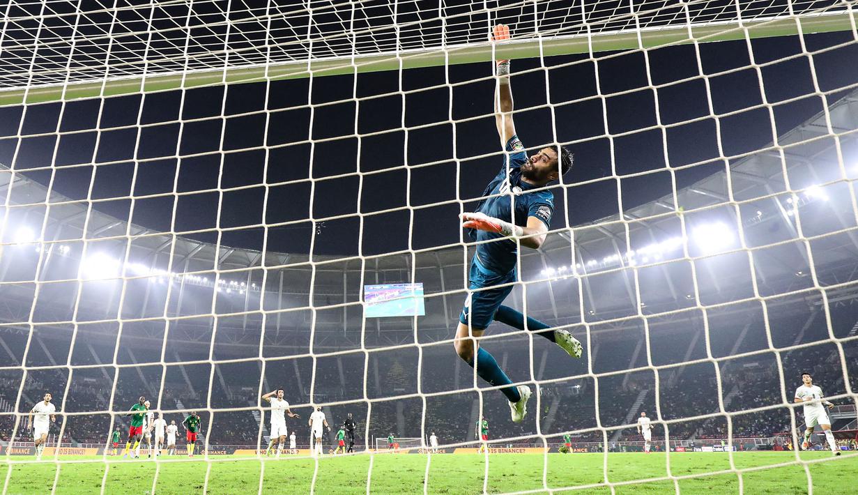 Kembali dari kamar ganti, Kamerun mencoba menggebrak. Mereka hampir memecah kebuntuan di menit ke-69. Namun, berkat kecemerlangan kiper Mohamed Abougabal, gawang Mesir masih tak terkoyak. (AFP/Kenzo Tribouillard)