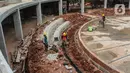 Pekerja menyelesaikan proyek revitalisasi Taman Christina Martha Tiahahu  di kawasan Blok M, Jakarta, Kamis (7/7/2022). Taman Martha Tiahahu yang sedang direvitalisasi ini menjadi bagian dari pengembangan kawasan berorientasi transit Blok M - Sisingamangaraja. (Liputan6.com/Johan Tallo)