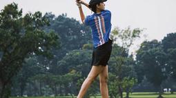Anya Geraldine saat mengayunkan tongkatnya. Ia berhasil tampil menawan meski sedang serius bermain golf. Foto tersebut meraih ratusan ribu like dalam kurun waktu kurang dari 24 jam. (Instagram/anyageraldine)