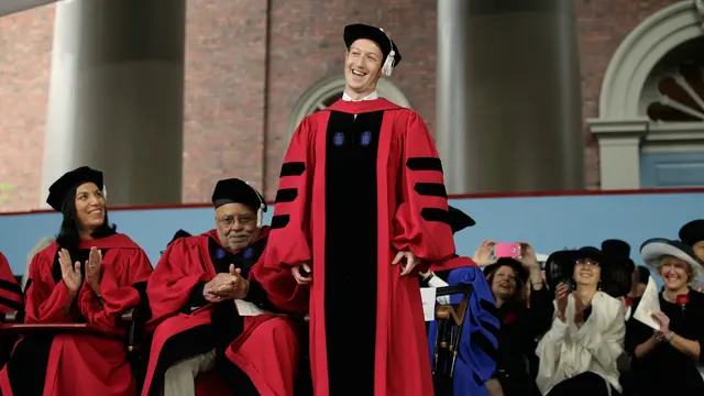 20170525-Mark Zuckerberg Mendapatkan Gelar Doktor Kehormatan dari Harvard-AP