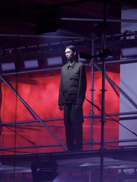 Stone Island hadirkan gaya yang begitu minimalis. Raihan berhasil tampil begitu modern saat membawa koleksi-koleksi tersebut di Milan Fashion Week.  [Foto: Instagram/ raihanfahrizal_]