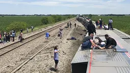 Sebuah kereta penumpang Amtrak tergeletak di sisinya setelah tergelincir di dekat Mendon, Missouri, Amerika Serikat (27/6/2022). Dilaporkan hampir 243 penumpang terluka akibat insiden tersebut. (Dax McDonald via AP)