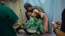 Warga Palestina yang terluka dalam pengeboman Israel di Jalur Gaza menunggu perawatan di sebuah rumah sakit di Khan Younis, Rabu, 15 November 2023. (AP Photo/Fatima Shbair)