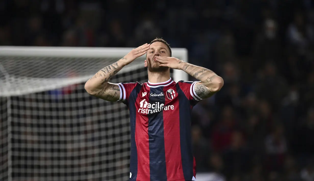 <p>Penyerang Bologna, Marko Arnautovic berselebrasi usai mencetak gol ke gawang Inter Milan selama pertandingan lanjutan Liga Serie A Italia di stadion Renato Dall'Ara di Bologna, Italia, Kamis (28/4/2022). Bologna menang atas Inter Milan dengan skor tipis 2-1. (Massimo Paolone/LaPresse via AP)</p>
