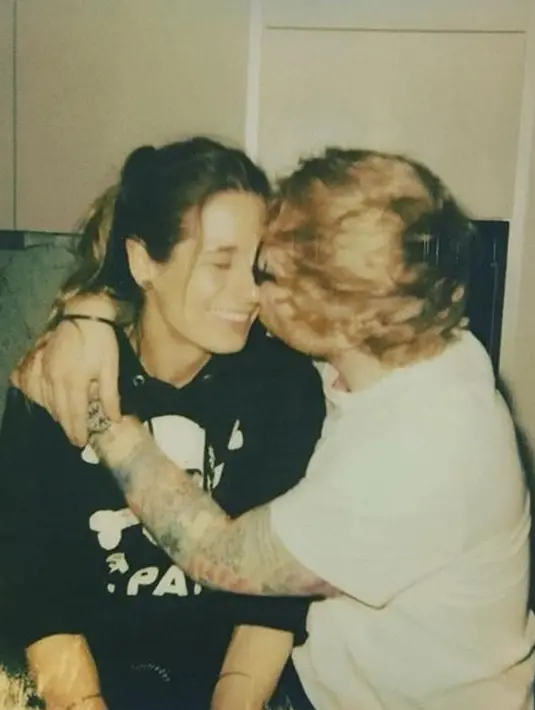 Semua teman dekat Ed dan keluarga pun sudah mengetahui pertunangan mereka.(instagram/teddysphotos)