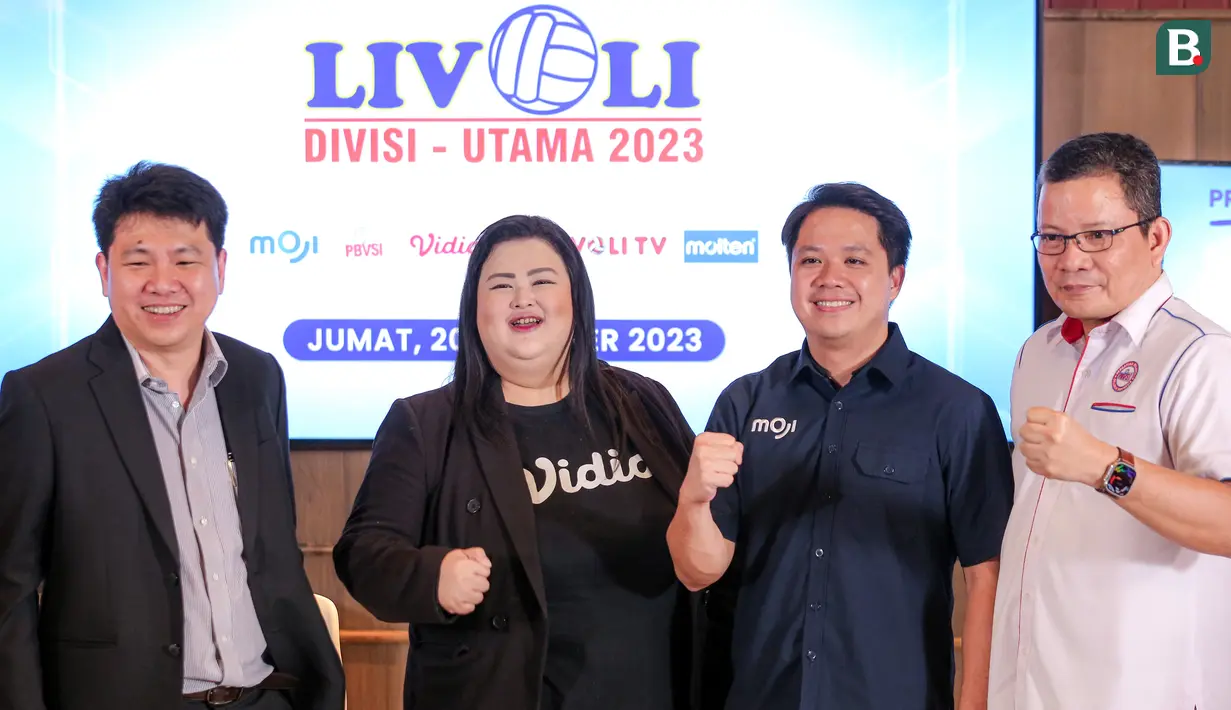 <p>(Kiri ke kanan) Head of Sports Business Emtek Group Hendy Lim, Managing Director Vidio Monika Rudijono, Director of Moji David Rudijono, dan Wakil Ketua 3 PP PBVSI Reginald C. Nelwan berfoto bersama setelah konferensi pers Livoli Divisi Utama 2023 yang berlangsung di Dennys's, Senayan City, Jakarta, Jumat (20/10/2023). Livoli Divisi Utama 2023 bisa disaksikan langsung melalui Moji, Vidio, dan Nex Parabola. (Bola.com/Bagaskara Lazuardi)</p>