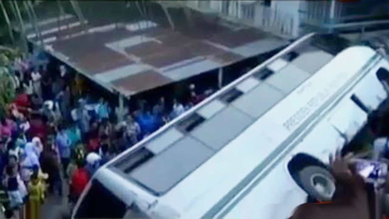 Video: Bus Kampus Universitas Andalas Masuk Jurang, 2 Tewas