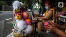 Surayem (58) menyiapkan parcel buah dan vitamin ditoko buah miliknya di Jalan Barito, Jakarta, Minggu (11/7/2021).  Surayem mengaku omset menjual parcel yang dijual secara online meningkat drastis hampir 100 persen dalam sepekan terakhir ini. (Liputan6.com/Johan Tallo)