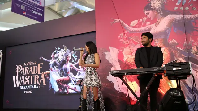 Christie Tampil Memukau di Parade Wastra Nusantara Fimela x IFC (foto/dok: fimela.com)