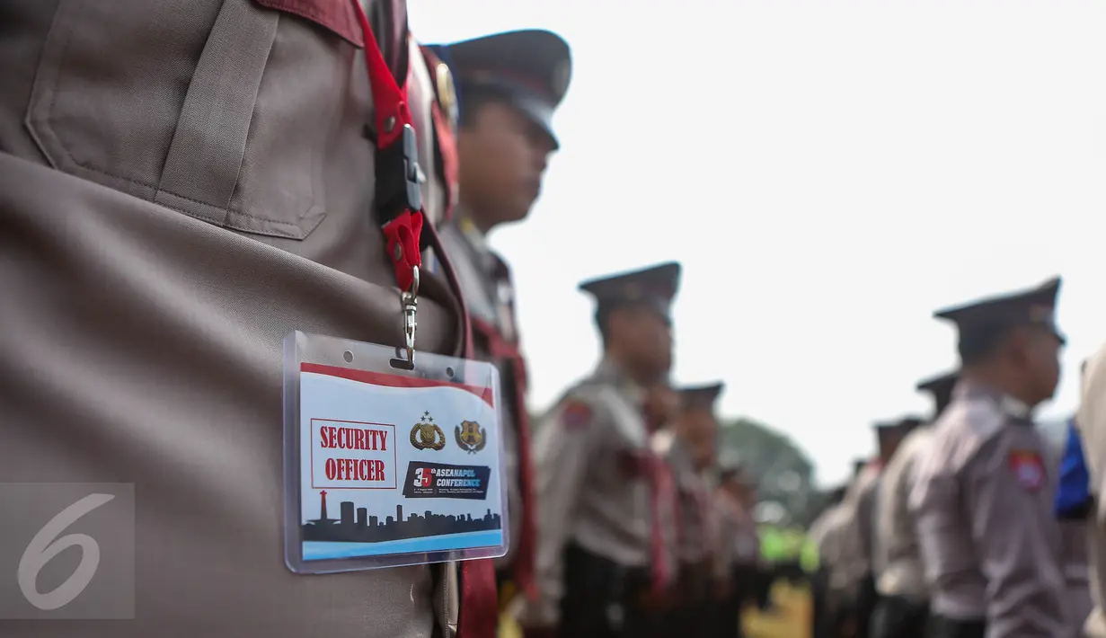 Polda Metro Jaya menggelar apel di Lapangan Banteng, Jakarta, Minggu (2/8/2015). Apel tersebut terkait persiapan konferensi organisasi kepala kepolisian ASEAN (ASEANAPOL) ke-35 dan Indonesia ditunjuk sebagai tuan rumah. (Liputan6.com/Faizal Fanani)