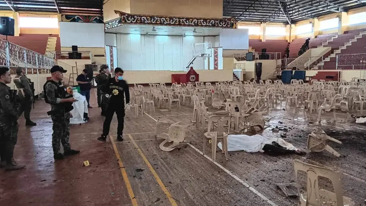 Petugas keamanan mensurvei kerusakan di lokasi ledakan Misa Katolik di gimnasium Universitas Negeri Mindanao, Filipina. [Pemerintah Provinsi Lanao Del Sur/Facebook]