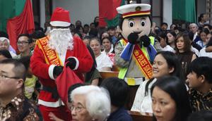 Polisi Berseragam Sinterklas Bagikan Cokelat ke Jemaat Natal di Sukabumi (Fira Syahrin/Liputan6.com)