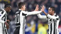Winger Juventus, Douglas Costa, merayakan gol ke gawang Torino bersama Paulo Dybala pada babak perempat final Coppa Italia di Allianz Stadium, Rabu (4/1/2018). (Andrea Di Marco/ANSA via AP)