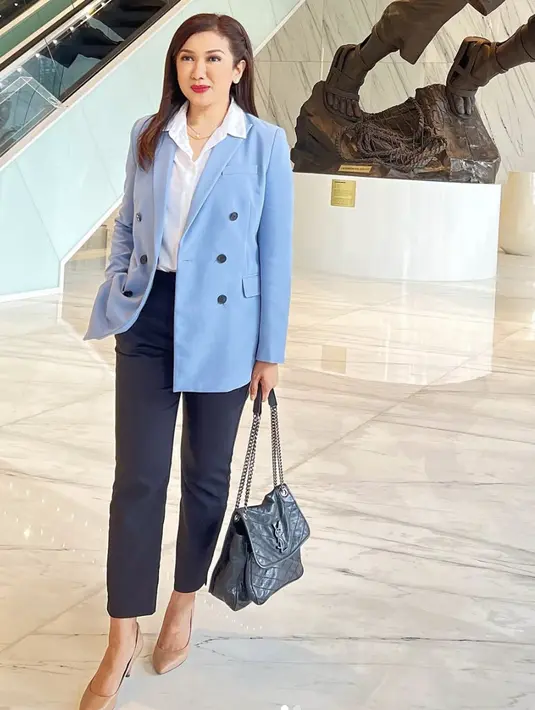 Gaya fresh lainnya bisa didapat dari permainan nuansa warna blazer untuk hadirkan kesan profesional dengan warna ceria.   [Foto: Instagram/ Fifi Aleyda Yahya]